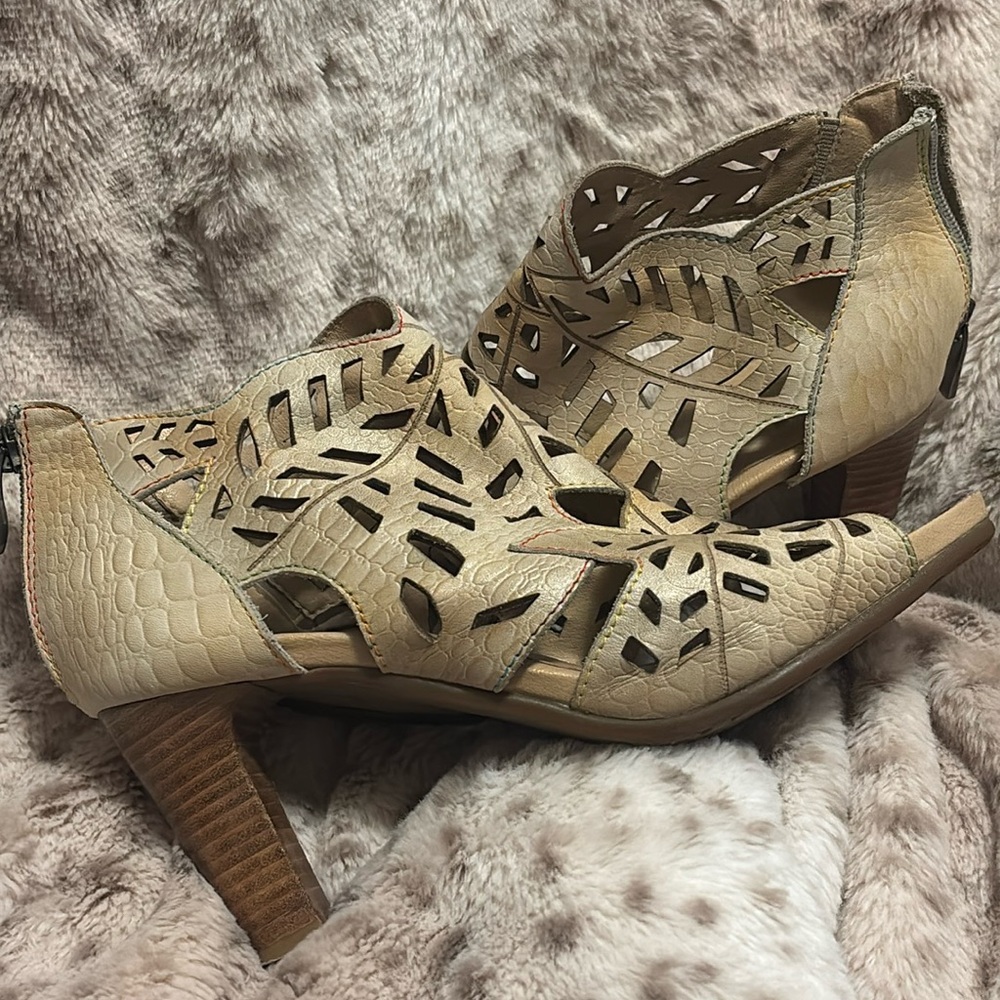 Spring step heels beige filigree leather open toe sandal wood high heel shoe 9.5